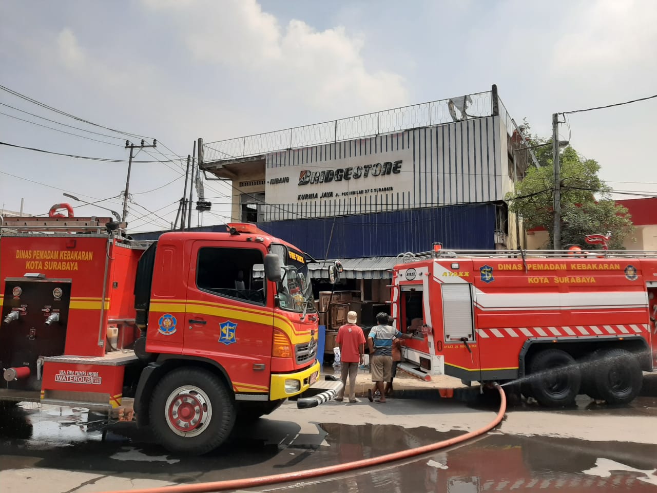 Mobil pemadam kebakaran berjibaku memadamkan kobaran api. (Foto: Istimewa)