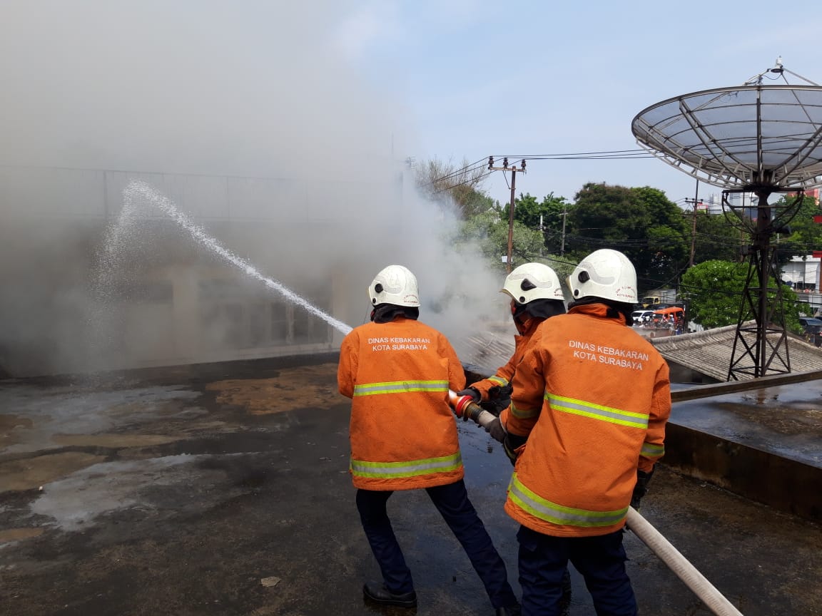 Meski petugas pemadam kebakaran memadamkan kobaran api, tapi bagunan sudah terbakar 70 persen. (Foto: Istimewa)