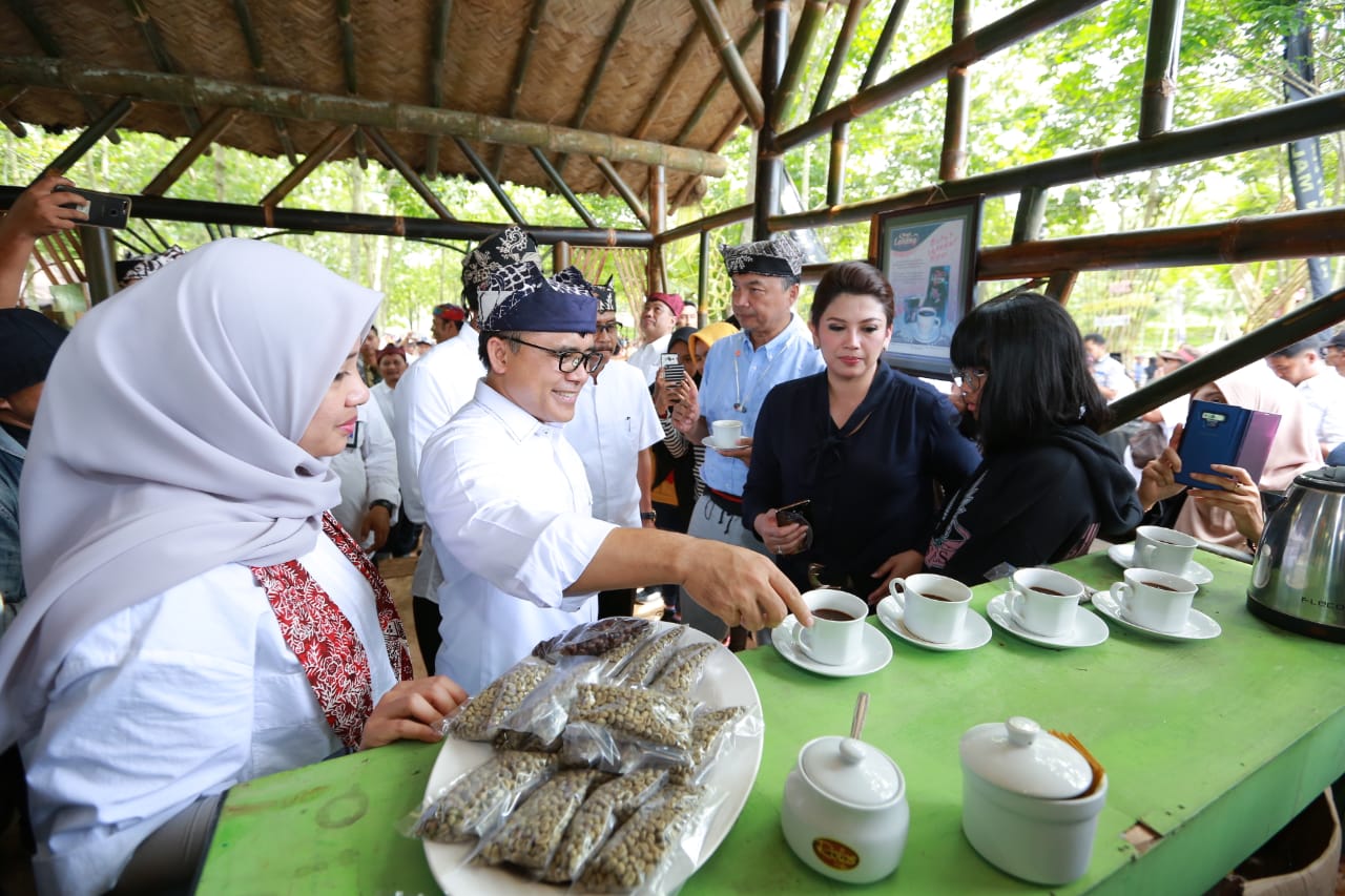 Bupati Banyuwangi Abdullah Azwar Anas mencicipi kopi di Malangsari Food And Cofffee market (foto : Humas Pemkab Banyuwangi)