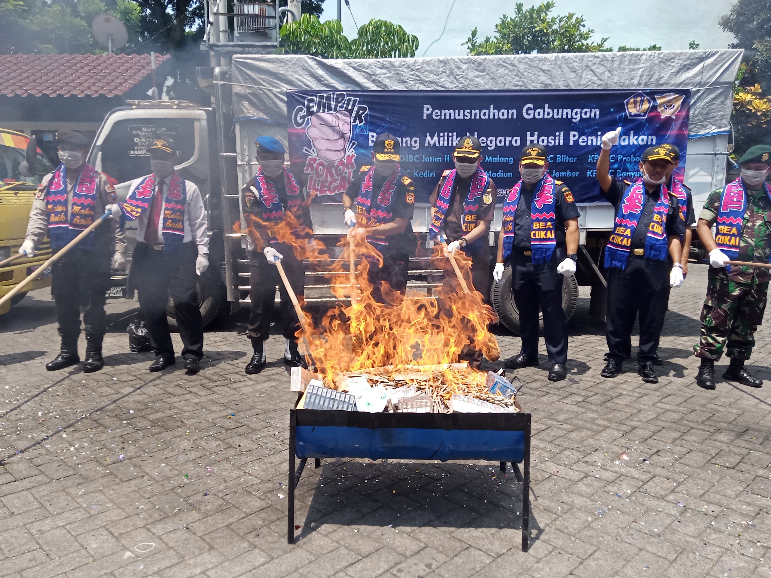 Pemusnahan rokok illegal di Kantor DJBC Kanwil II Jatim di Jalan Raden Intan, Blimbing, Kota Malang. (Foto: Theo/ngopibareng.id)