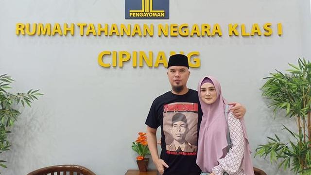 Mulan Jameela menjemput suaminya, Ahmad Dhani di Rumah Tahanan (Rutan) Negara Klas I Cipinang, Jakarta Timur, Senin 30 Desember 2019. (Foto: Instagram @mulanjameela1)