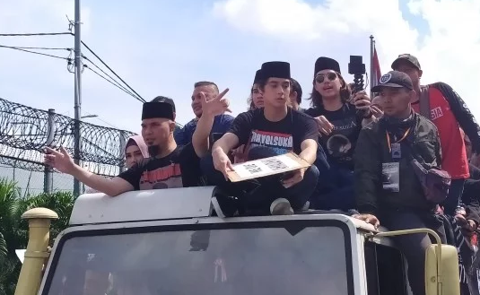 Ahmad Dhani keluar dari Rumah Tahanan Klas I Cipinang disambut keluarga dan relawannya. (Foto: Instagram @alghazalikohler7)