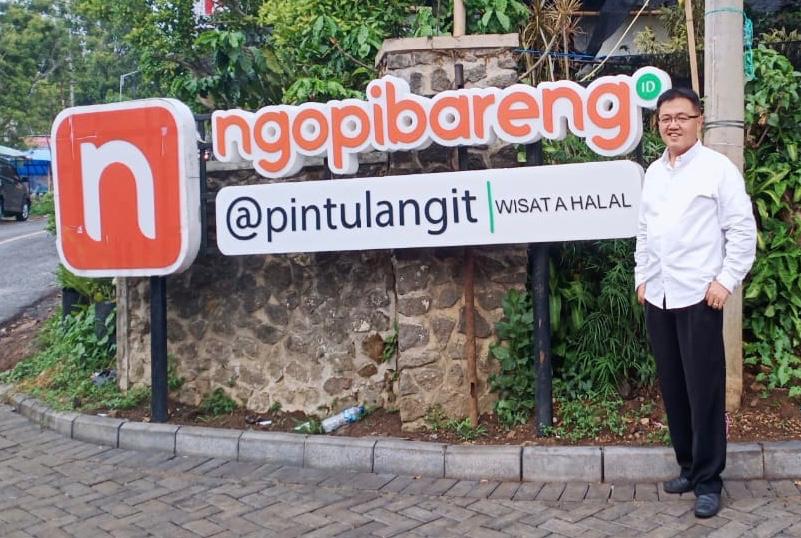 Eddy Tarmidi saat mengunjungi wisata halal Ngopibareng Pintu Langit. (Foto: dok. pribadi/ngopibareng.id)