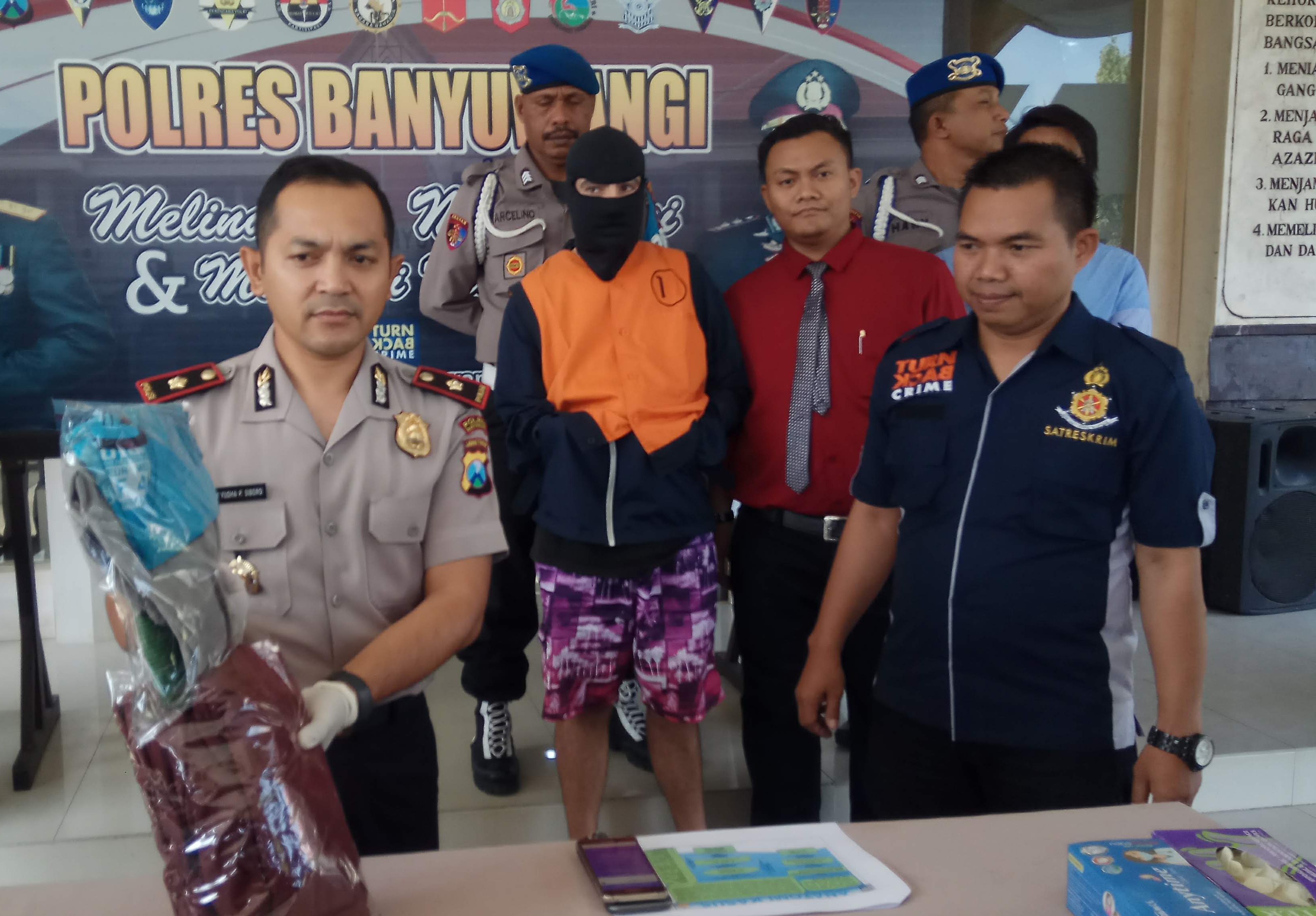 DL, Bule asal Australia tersangka kasus pedofilia saat di rilis Polres Banyuwangi Agustus 2019 lalu (foto : Hujaini/ngopibareng.id)