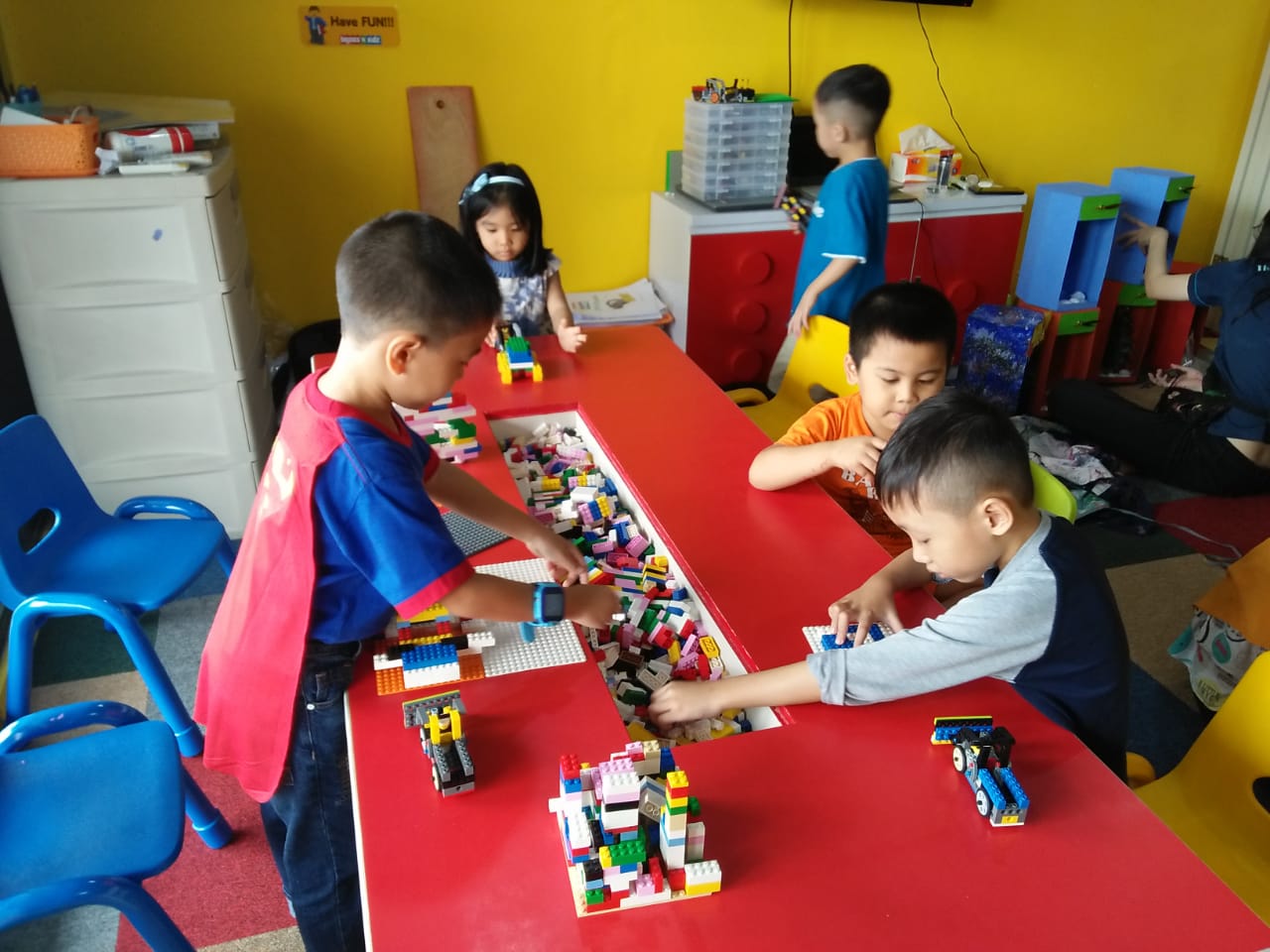 Suasana  snow world lego, bermain lego saat liburan yang bisa asah otak anak. (Foto: Pita/ngopibareng.id)