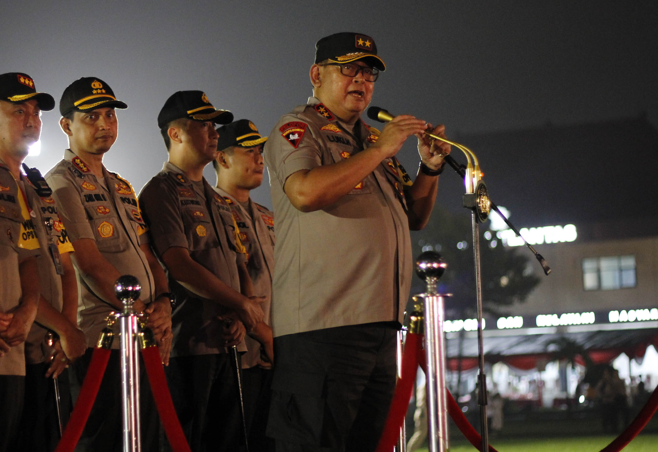 Kapolda Jatim, Irjen Pol Luki Hermawan (kanan) ketika memimpin prosesi kenaikan pangkat ribuan anggota se-Jatim di Mapolda Jatim, Surabaya, Senin 30 Desember 2019. (foto: Fariz/ngopibareng.id)