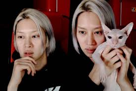 Heechul Super Junior (Suju) bersama kucing Goblin milik mendiang Sulli f(x). (Foto: YouTube)