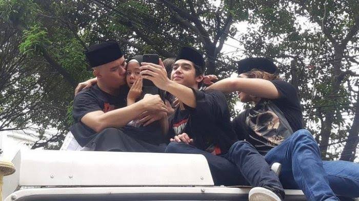 Ahmad Dhani bersama keluarga usai keluar dari LP Cipinang. (Foto: kompas.com)