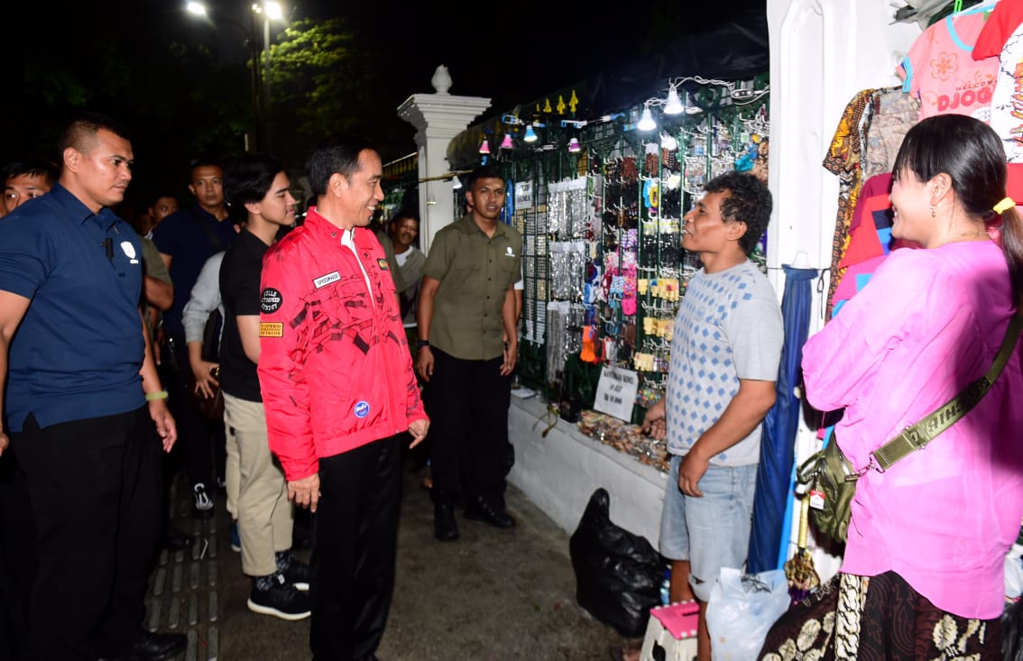 Presiden Joko Widodo (Jokowi) jalan-jalan malam dan menyapa warga di sekitar Gedung Agung Istana Kepresidenan Jogjakarta, Senin 30 Desember 2019. (Foto: Setpres)