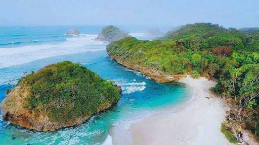 Salah satu view pantai di Malang Selatan. (Foto: Istimewa)