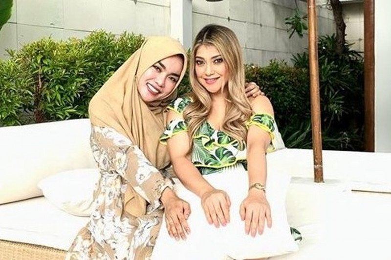 Medina Zein bersama kakak iparnya, Sarah Azhari. (Foto: Instagram @medinazein)