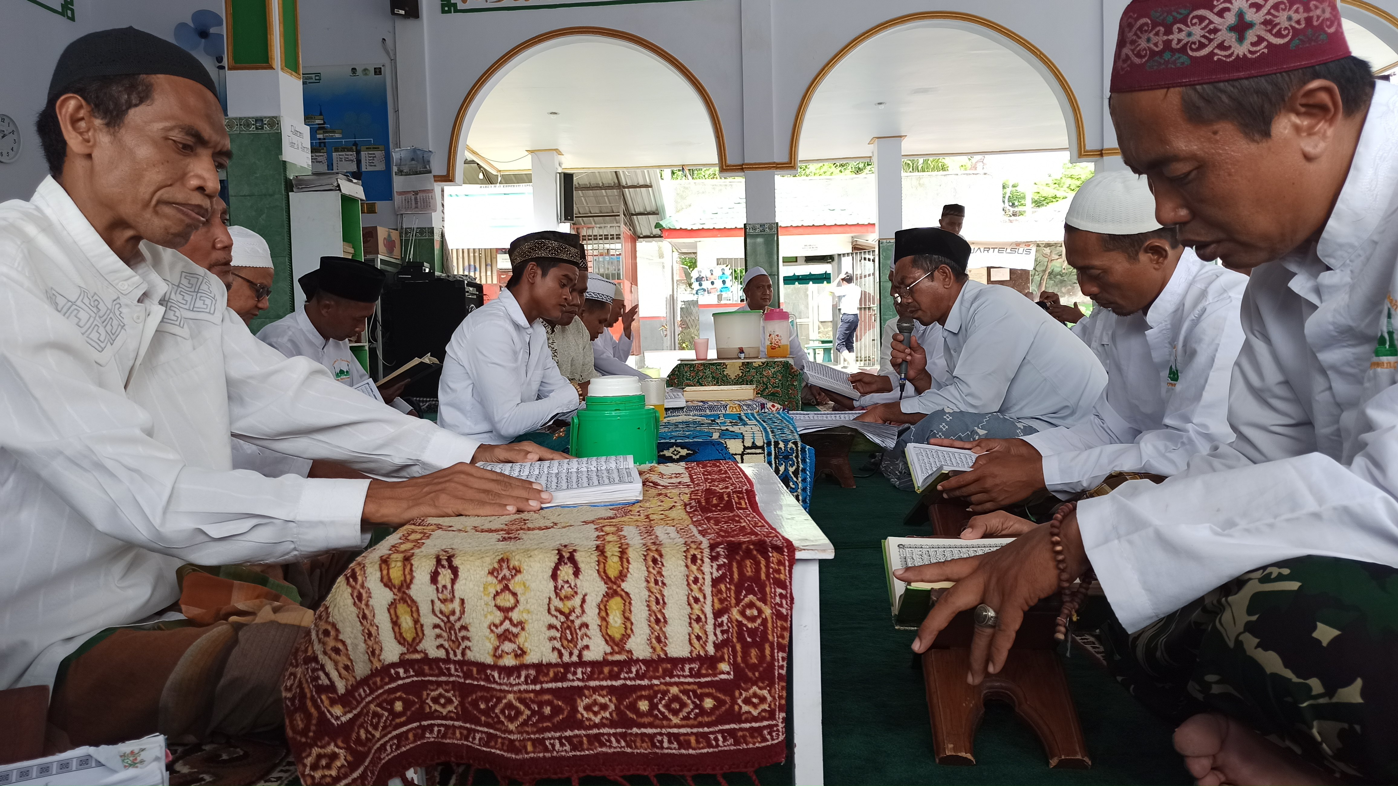 Warga binaan Lapas Kelas IIA Banyuwangi menggelar khotmil Quran untuk menyambut pergantian tahun (foto : Hujaini/ngopi bareng.id) 