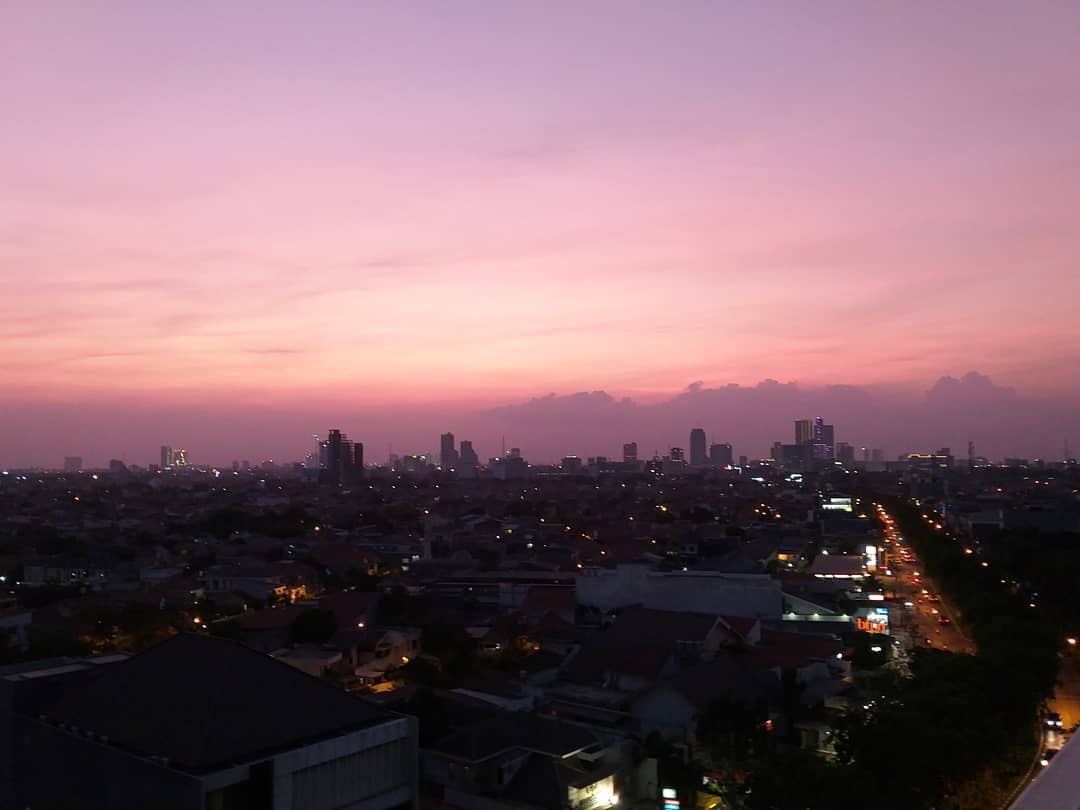 Suasana dari rooftop Skycave_rooftoplounge yang berada di lantai 11 hotel MaxOne Dharmahusada No.189. (Foto: Dok Hotel MaxOne)