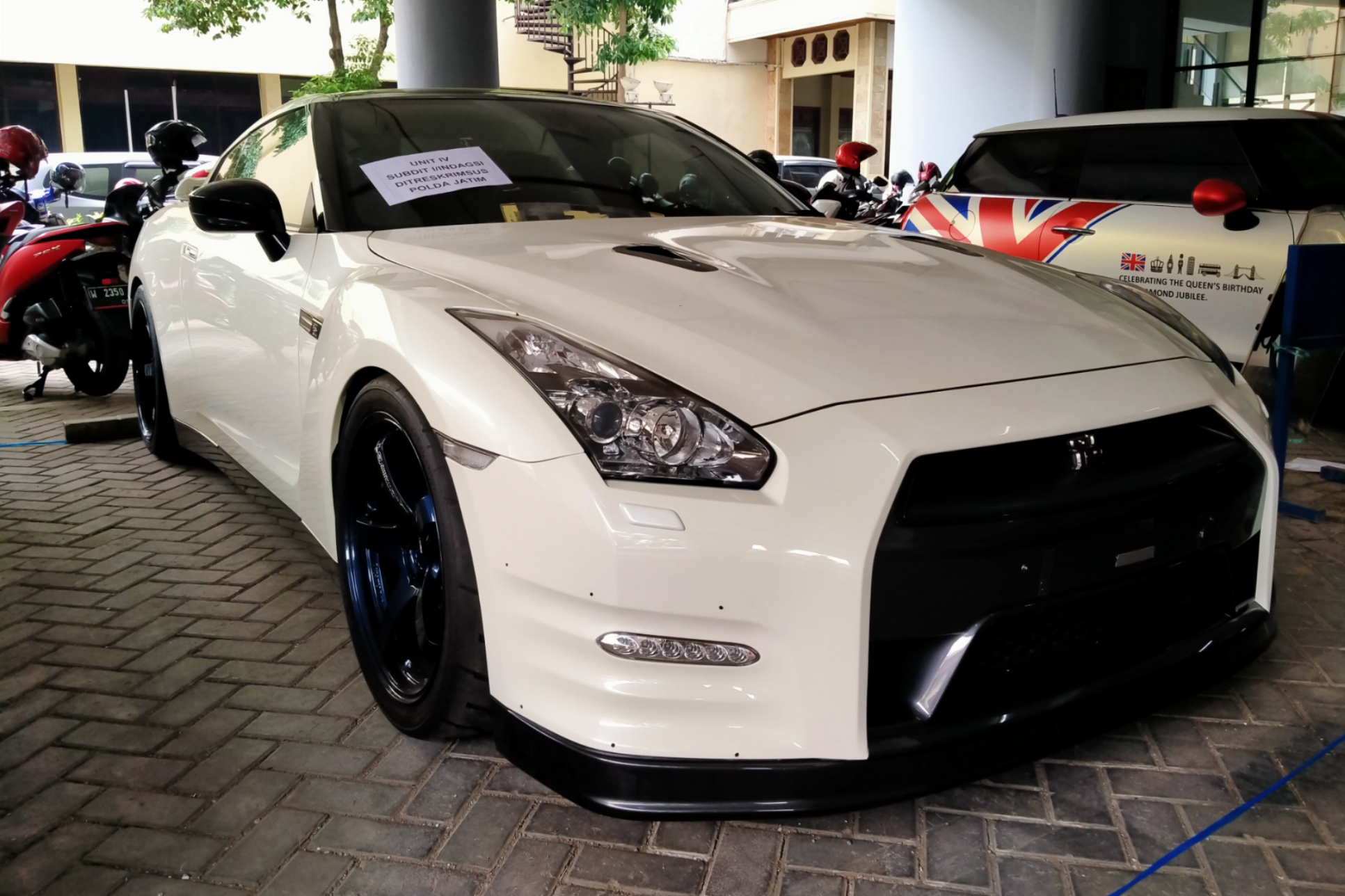 Mobil Nissan GTR yang sempat disita kini dikembalikan oleh Ditreskrimsus Polda Jatim.