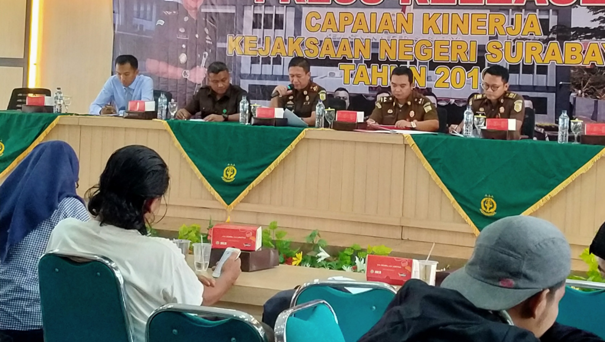 Kepala Kejari Surabaya, Anton Delianto (tengah) saat memaparkan capaian kerja tahun 2019 di Kantor Kejari Surabaya, Jalan Sukomanunggal, Selasa 31 Desember 2019. (Foto: Fariz/ngopibareng.id)