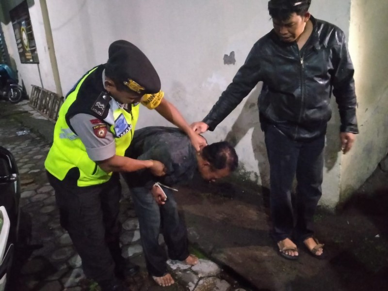 Pelaku perampasan bayi yang diamankan polisi Ngadiluwih. (Foto: Fendi/ngopibareng.id)