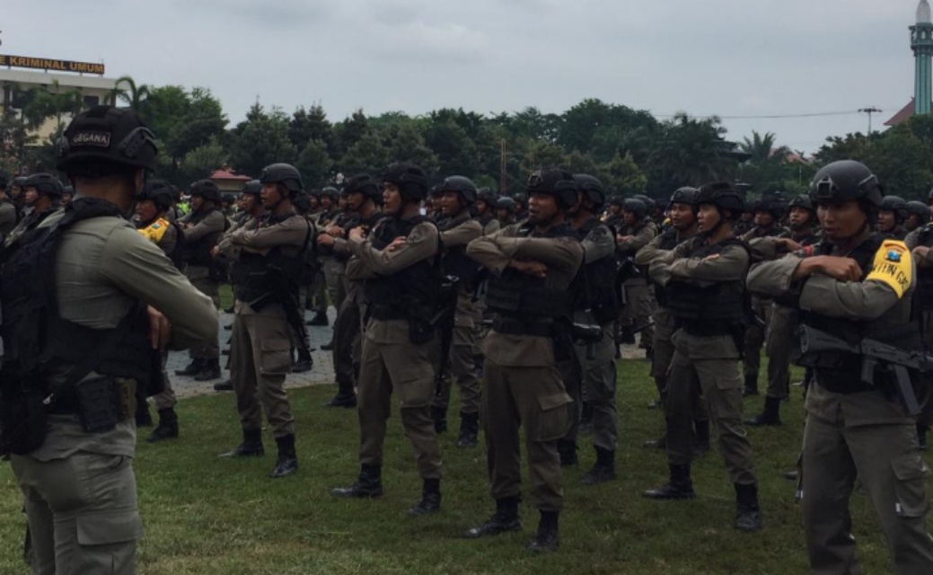 Anggota Brimob mengikuti apel di Mapolda Jatim, Surabaya, Selasa 31 Desember 2019.