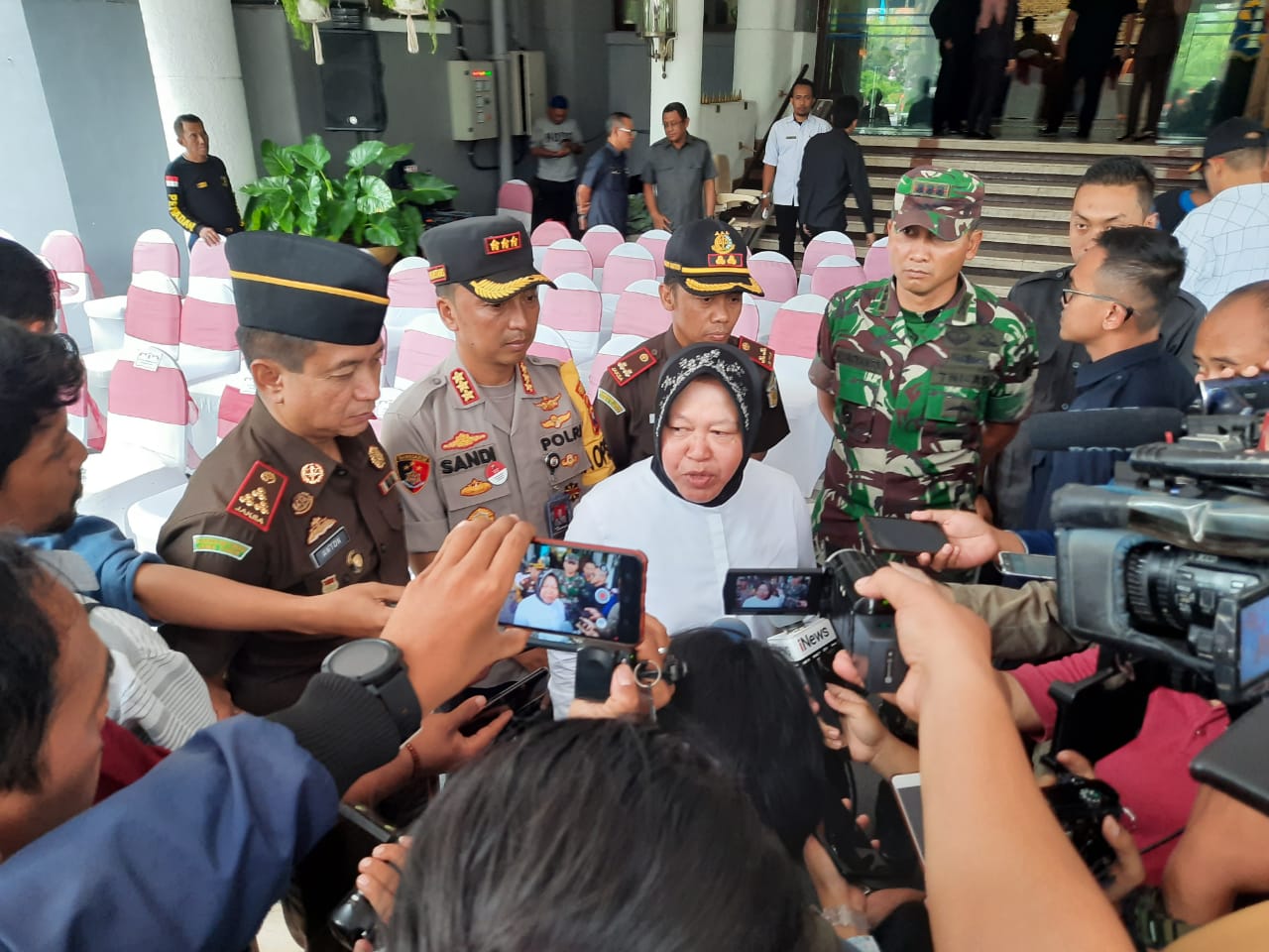 Wali Kota Surabaya Tri Rismaharini bersama Kapolrestabes Surabaya Kombes Pol Sandi Nugroho setelah Apel pengamanan Kota Surabaya di malam pergantian tahun baru. (foto: Alief/ngopibareng.id)