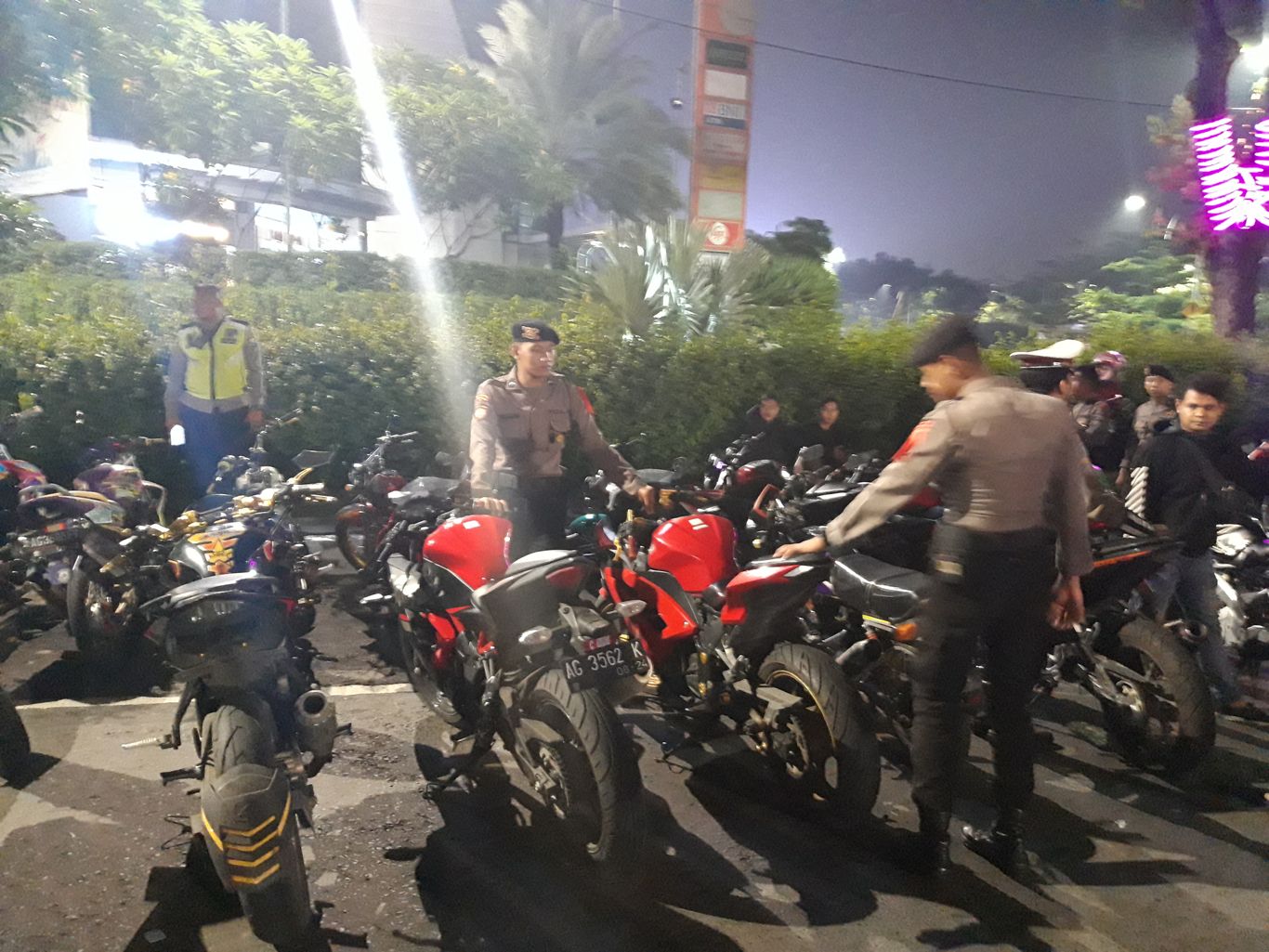 Petugas Satlantas Polrestabes Surabaya menindak pengendara yang menggunakan kenalpot brong di bundaran Waru, Selasa 31 Desember 2019. (Foto: Haris/ngopibareng.id) Petugas Satlantas Polrestabes Surabaya menindak pengendara yang menggunakan kenalpot brong di bundaran Waru, Selasa 31 Desember 2019. (Foto: Haris/ngopibareng.id)