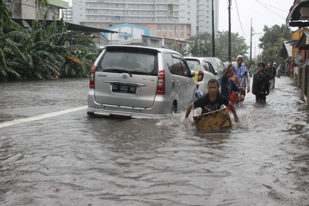 Kado Tahun Baru 2020, warga Jakarta direndam banjir. (Foto: Asmanu/ngopibareng.id)