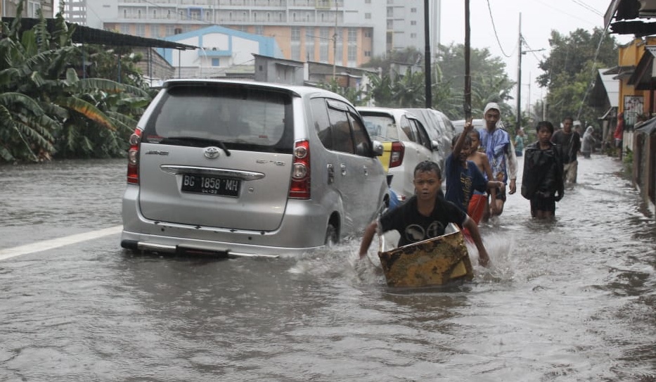 Sejumlah kendaraan mencoba menerobos banjir Jakarta, Rabu, 1 Januari 2020. (Foto: Asmanu/Ngopibareng.id)