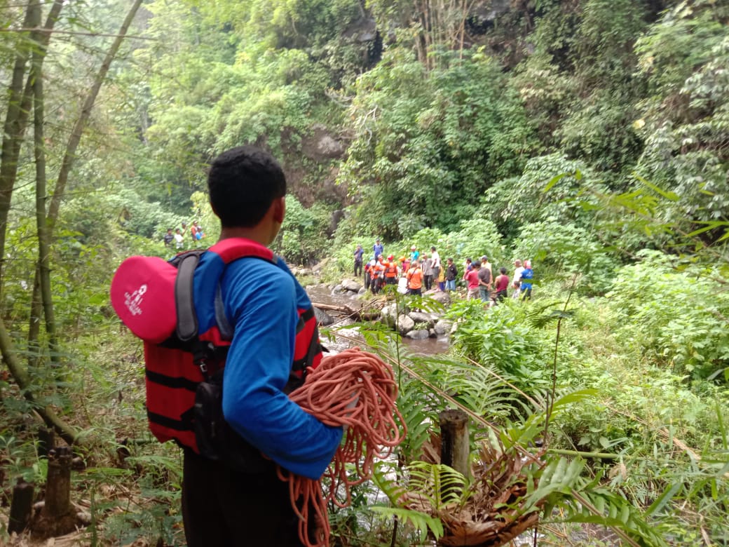 Tim SAR gabungan saat melakukan proses evakuasi kepada korban wisatawan yang hilang di Coban Cinde (Foto: Istimewa)