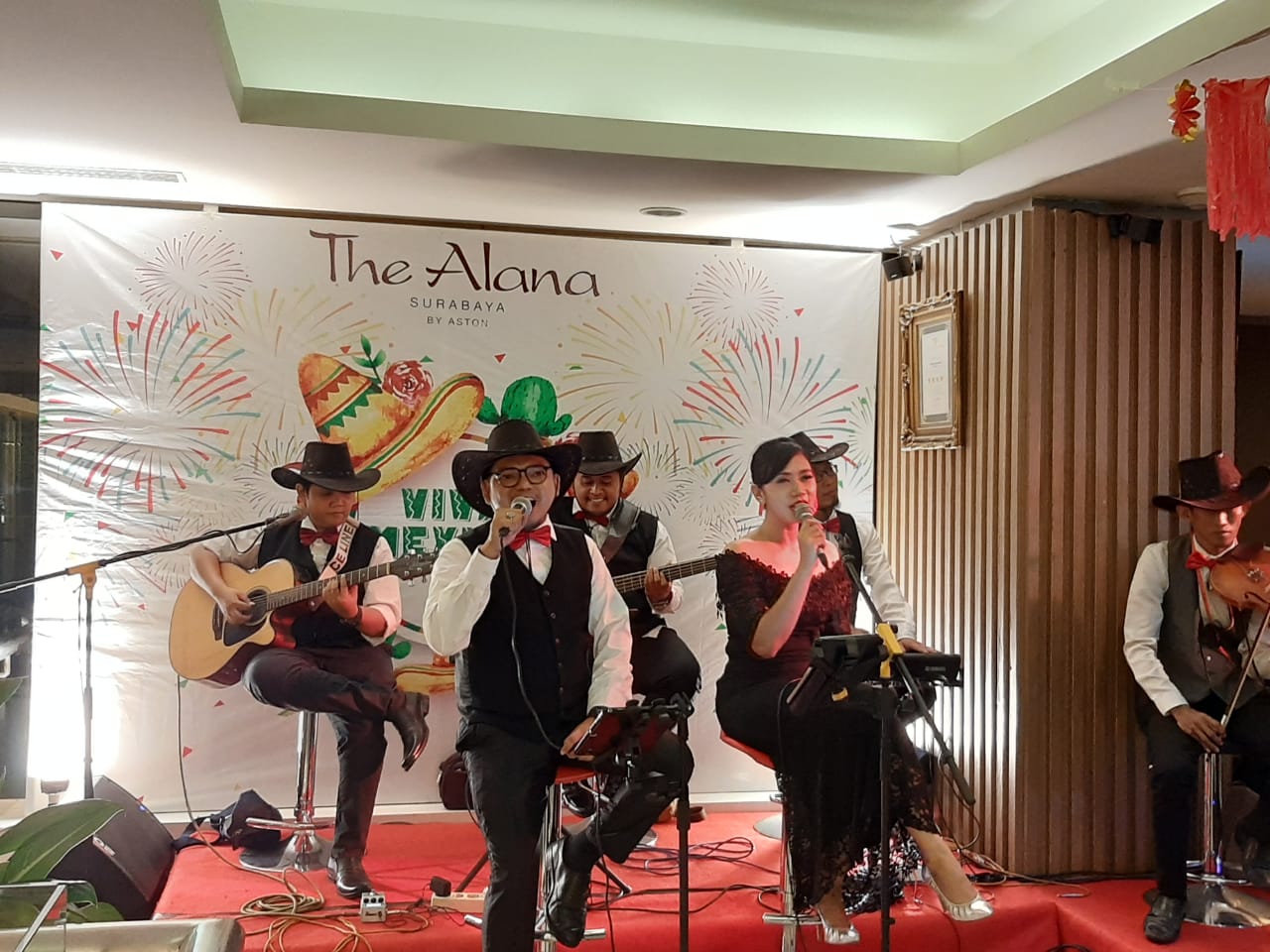 Mariachi band hiburan khas Mexico di malam pergantian Tahun Baru 2020. (Foto: Pita/ngopibareng.id)