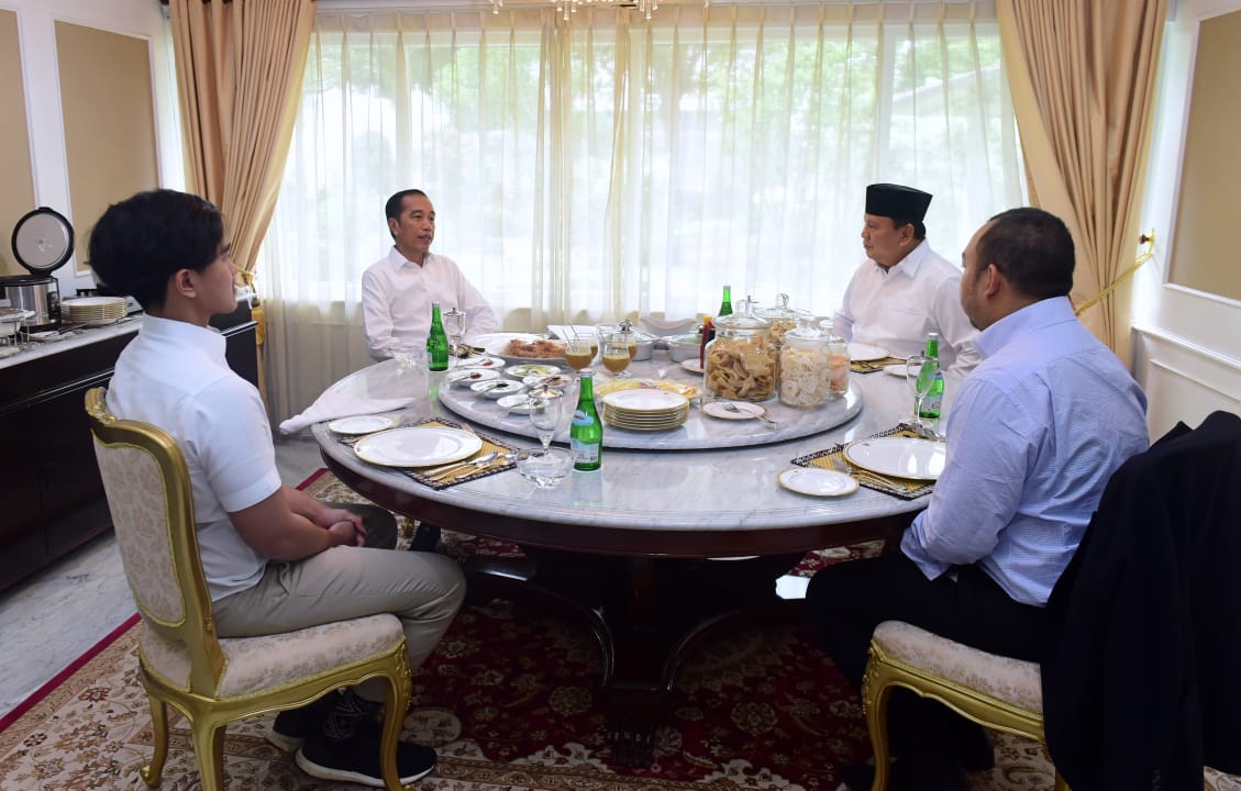 Presiden Jokowi dan Kaesang serta Menhan Prabowo bersama anaknya di Gedung Agung Istana Kepresidenan Yogyakarta, Rabu 1 Januari 2020. (Foto: Setpres)