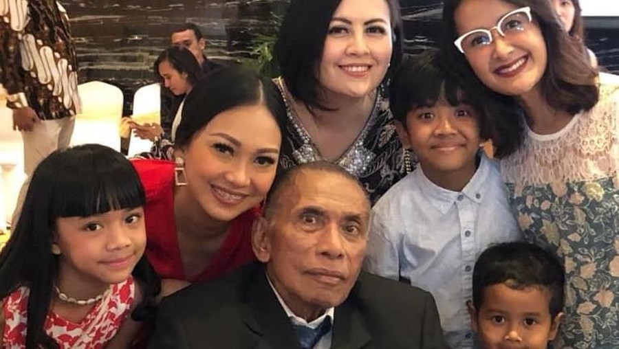 Foto kenangan B3, yakni Nola, Widi dan Cynthia Lamusu saat bersama Chriss Pattikawa. (Foto: Instagram @widimulia)