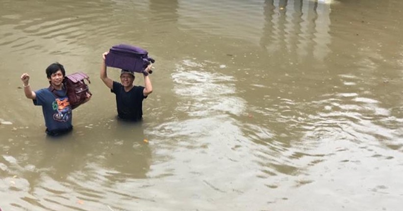 Rian D'Masiv mengevakuasi barang-barang dari banjir yang melanda rumahnya. (Foto: akun instgram @rianekkypradipta)