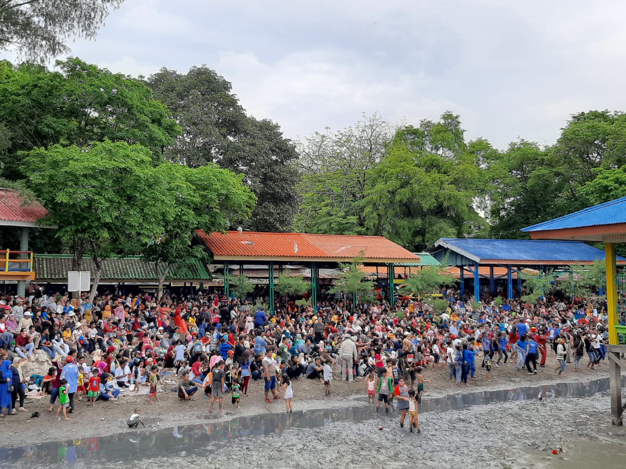 Suasana di bibir pantai THP Kenjeran, pengunjung sedang melihat hiburan musik orkes. (Foto: Pita/Ngopibareng.id)