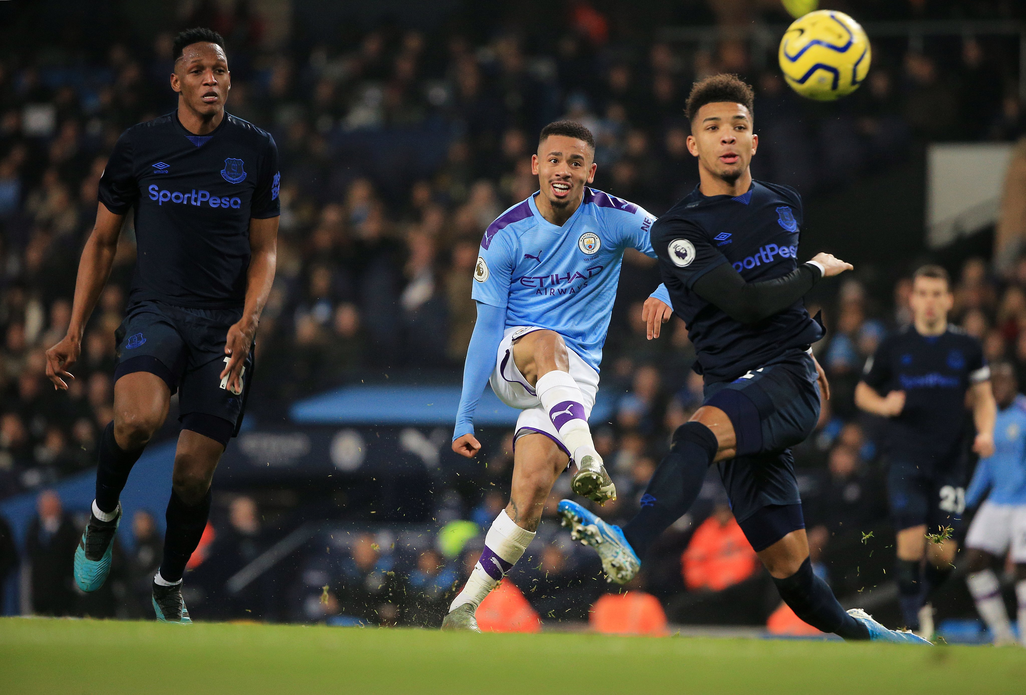 Gabriel Jesus melepaskan tembakan melengkung yang gagal dibendung oleh Jodan Pickford. (Foto: Twitter/@ManCity)