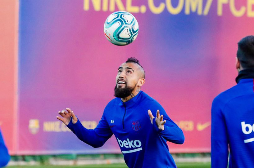 Arturo Vidal baru-baru ini mengklaim bahwa Barcelona berutang bonus 4,2 juta euro. (Foto: Twitter/@FCBarcelona)