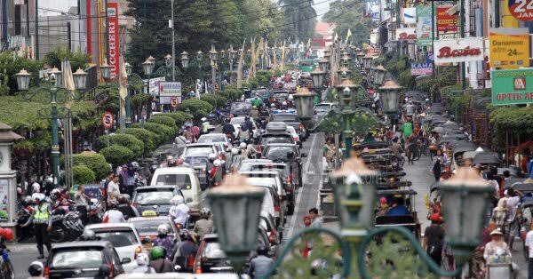 Jalan Malioboro yang selalu macet di musim liburan.