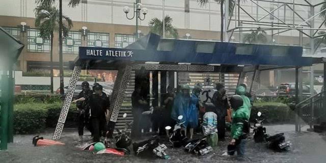 Sejumlah orang terjebak banjir Jakarta. (Foto: Istimewa)