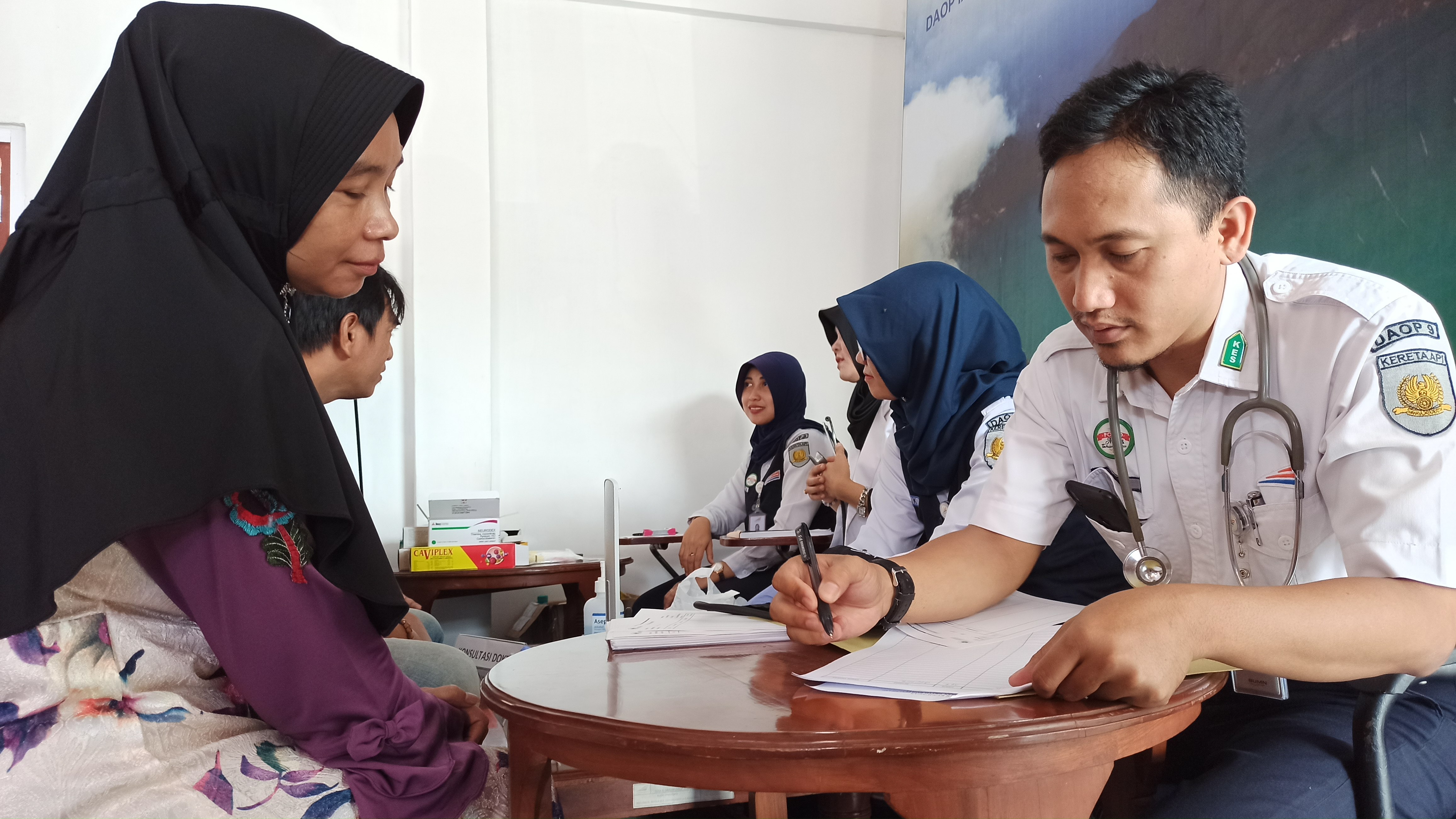 Salah seorang penumpang Kereta Api di Stasiun Banyuwangi Kota memeriksakan tekanan darah (Foto: Hujaini/ngopibareng.id)