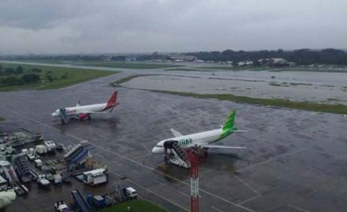 Air juga menggenang di apron bandara Halim Perdanakakusuma, Rabu kemarin. Hari ini Bandara Halim PK kembali normal dan beroperasi. (Foto:Radarbogor)