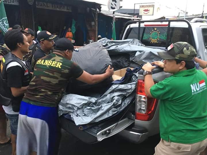 Anggota Banser NU dan GP Ansor terjun ke lokasi bencana memberikan bantuan. (Foto:nu for ngopibareng.id)