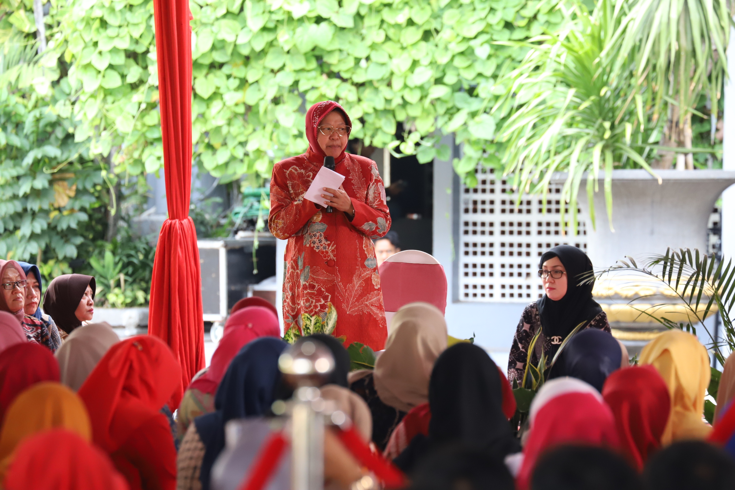 Wali Kota Surabaya Tri Rismaharini saat berbicara mengenai bencana alam di acara doa bersama.(Foto: Alief/ngopibareng.id)