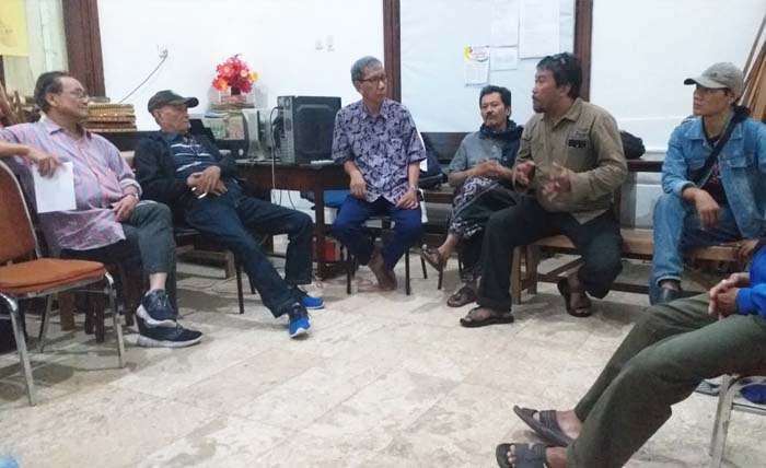 Beberapa seniman mengadakan pertemuan di Balai Pemuda. Dari kiri ke kanan; Aribowo, Sabrot D Malioboro, Amang Mawardi, Semar Suwito, Heroe Budianto dan Muit Ars. (Foto:Ngopibareng/m. anis)