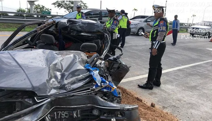 Kecelakaan di ruas jalan Tol Pandaan arah Kejapanan atau KM 772, Kamis 2 Januari 2020. (Foto: PJR Jatim 2)