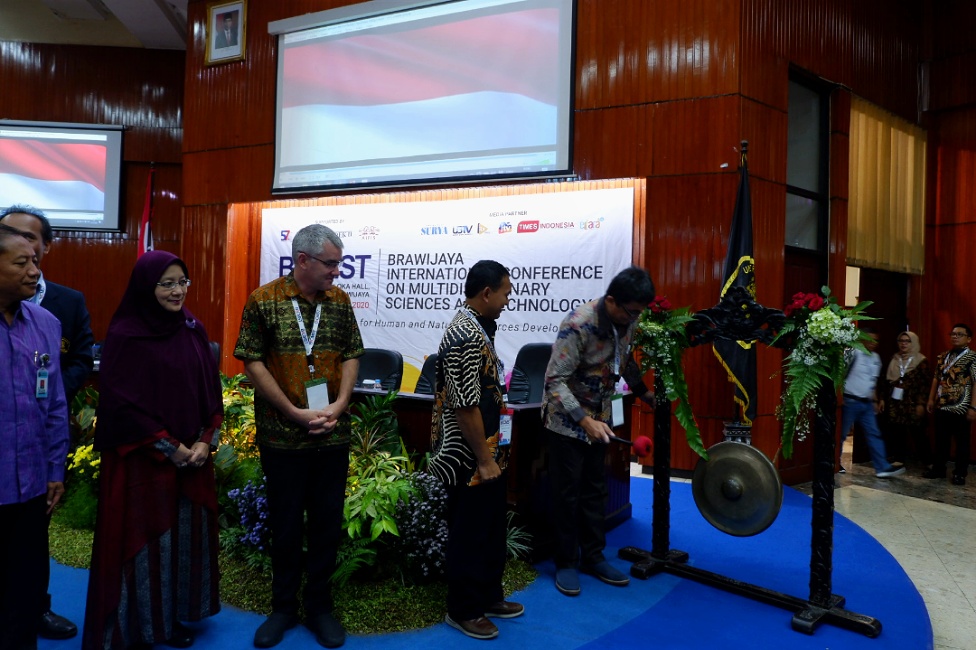 Wakil Rektor IV Universitas Brawijaya, Sasmito Djati memukul gong sebagai tanda dibukanyaBrawijaya International Conference on Multidisciplinary Science and Technology (Theo/ngopibareng.id) 