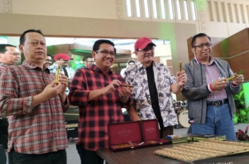 Peluncuran cerutu premium oleh direksi PTPN X. (Foto: Antara)