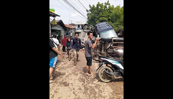 Mobil-mobil korban banjir yang hanyut dan kemudian bertumpukan saat banjir surut di Perumahan Cileduk Indah Tangerang. (Foto: Istimewa) 