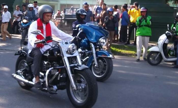 Ustad Abdul Somad keluar dari Markas Detasemen Polisi Militer 1/4 Padang di Jalan Bundo Kanduang, Padang, kemarin. (Foto:Antara)