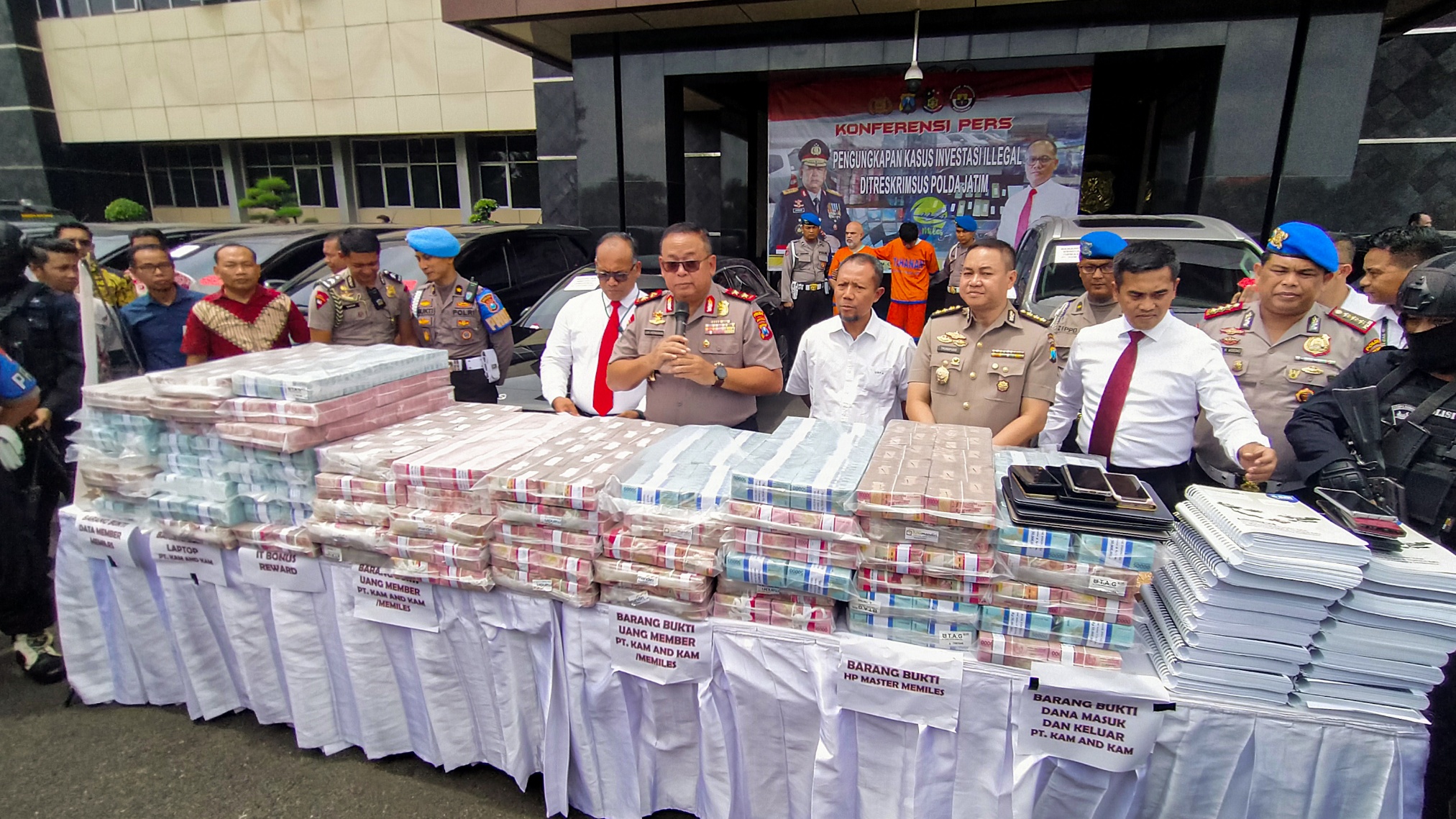 Kapolda Jatim, Irjen Pol Luki Hermawan merilis kasus invetasi ilegal beromzet Rp750 juta di Gedung Polda Jatim, Surabaya, Jumat 3 Januari 2020.  (Foto: Fariz/ngopibareng.id)