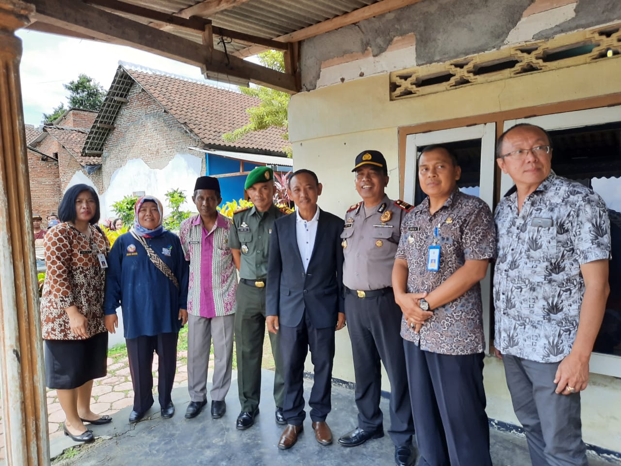 Polisi bersama aparat desa setempat saat mendatangi rumah ibu yang melakukan penyekapan. (Foto: Istimewa)