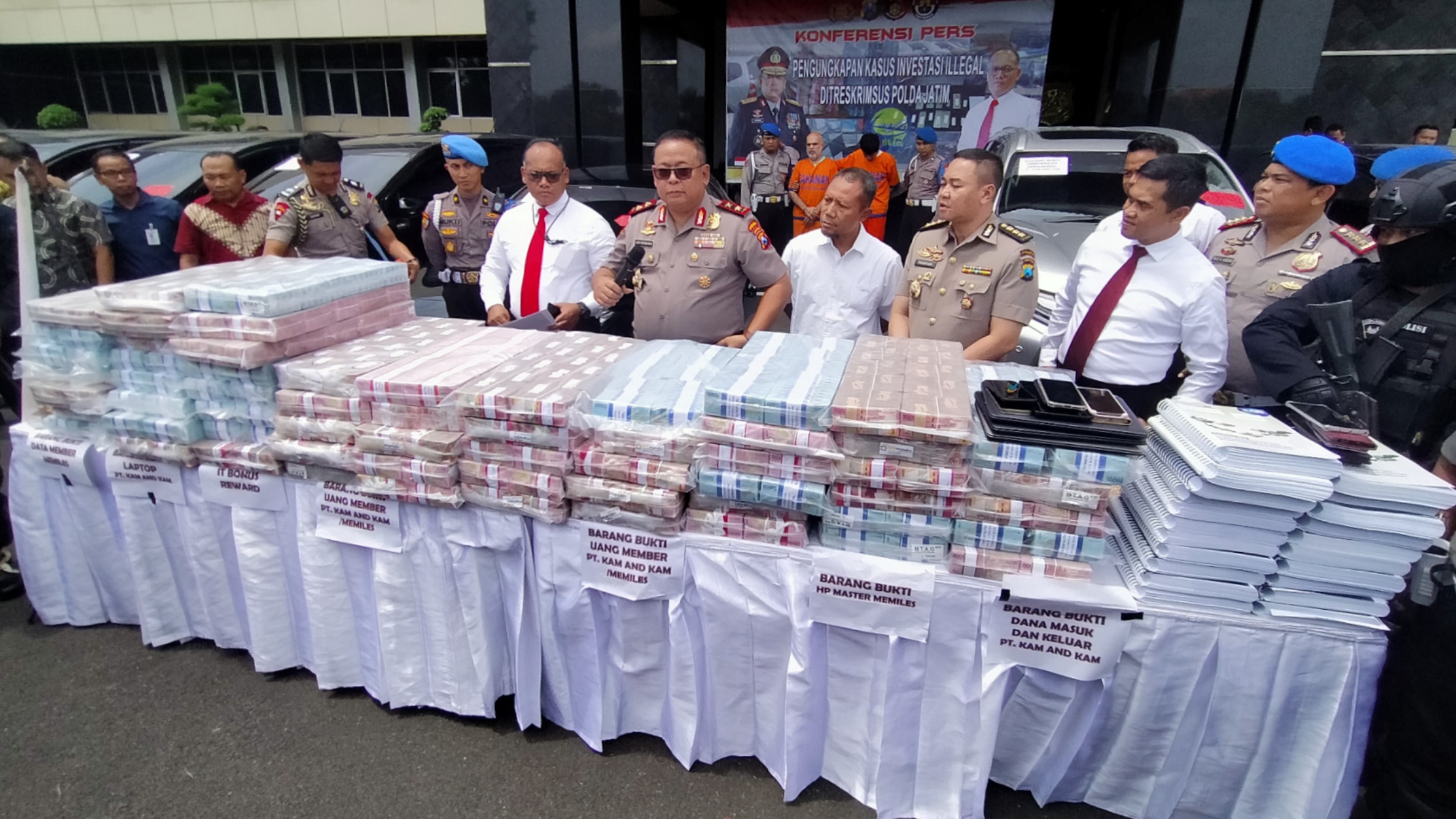 Kapolda Jatim, Irjen Pol Luki Hermawan saat merilis pengungkapan kasus investasi ilegal di Gedung Polda Jatim, Surabaya, Jumat 3 Januari 2020. (Foto: Fariz/ngopibareng.id) 