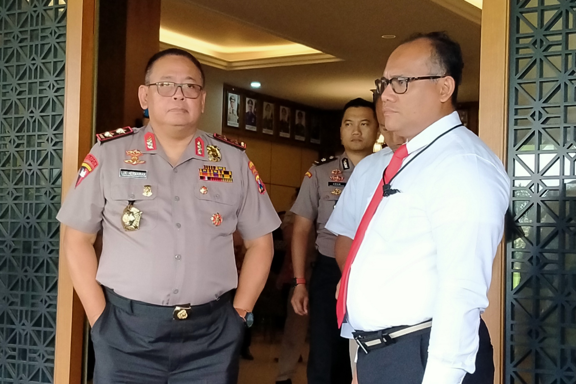 Kapolda Jatim, Irjen Pol Luki Hermawan (kiri) ketika berdiskusi dengan Direktur Ditreskrimsus Polda Jatim, Kombes Pol Gidion Arif Setyawan di Gedung Polda Jatim, Surabaya, Jumat 3 Desember 2020. (Foto: Fariz/ngopibareng.id)