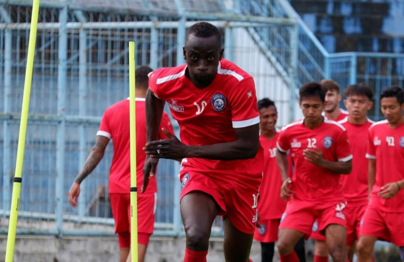 Persebaya dikabarkan semakin intens berkomunikasi dengan agen Makan Konate. (Foto: Twitter/@AremafcOfficial)